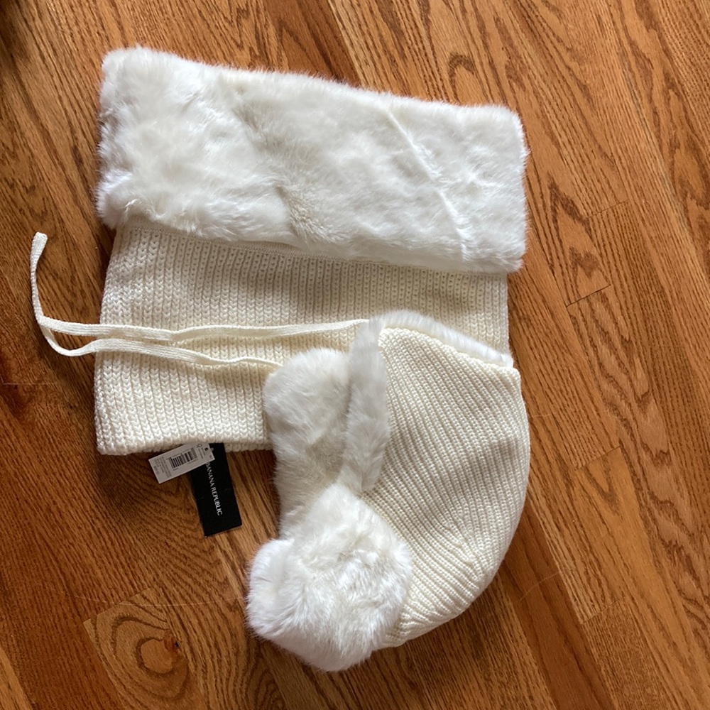 Banana Republic Womans Faux Fur neck warmer and matching hat. Very cute